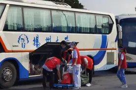 一大学生返校“行李”50箱！“这就是别人家的同学……”图片
