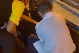顶着满头染发剂的小姐姐，找到啦图片