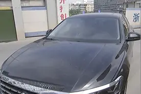 车停路边被涂料“喷一脸”施工方说：这是天灾，找风去？图片