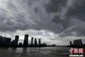 台风“圆规”影响 福州上空乌云密布图片