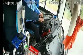惊险！湘潭一男子坐过站拉扯公交司机，致车辆失控，司机应急处置堪称满分图片
