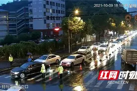 吉首：女子护学岗刚柔并济“警花”在雨夜中铿锵绽放图片