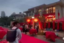 山东一对新婚夫妻是门对门邻居，回娘家只用2秒！网友：真·门当户对图片