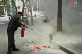 电动车电池自燃起火 热心人拎着灭火器冲了上去图片