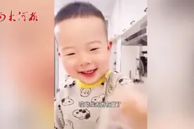 辽宁一爸爸劝酒式哄宝宝喝药：太有量了，一口闷图片