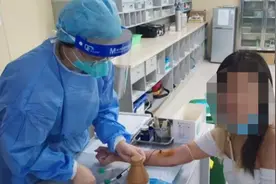 女子租丰田小车去夏湾，回家半路倒在车内不动弹！路人报警图片