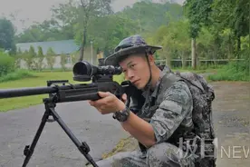 00后新生曾服役于驻香港部队，背着数十斤装备训练是常态，退役返校他想军装换警服图片