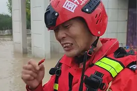 陕西抗洪人员站水中吃辣椒驱寒：身上湿透，水中温度仅三四度视频封面