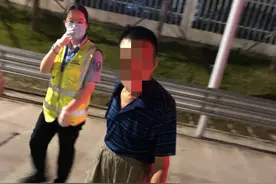 倔强爷爷手拿棍子执意要上高速，女收费员劝了好半天图片
