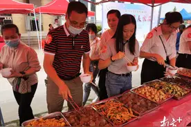 公明下村：一场美食汇，增进邻里情图片