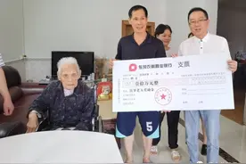 樟木头官仓百岁老人喜领10万元“长寿金”图片