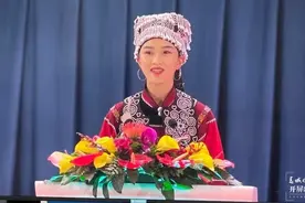 这位哈尼族姑娘站上COP15发言席，代表云南青年与全球嘉宾分享哈尼梯田的故事图片