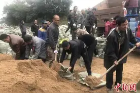 河水漫堤陕西大荔县撤离2万余人 抢险安置有序推进图片