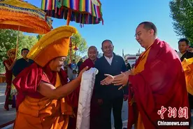 十一世班禅四访“西藏文库”勉励僧众精进修行图片