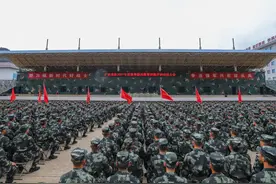 武警广西总队：战旗飘扬 秋季新兵即刻开训图片
