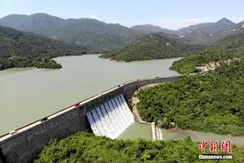 “狮子山”带来暴雨 香港水塘现壮观“瀑布”图片