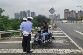 @电动车师傅 成都交警告诉你，侵走机动车道是违法行为图片