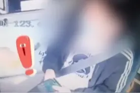 “你跟她在一起没少坏我”，公交车内一女子用锤子猛砸司机，警方：女子系精神病患者图片