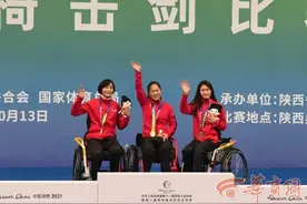 残特奥会赛场甜蜜瞬间！夺冠后江苏队轮椅击剑运动员情侣热烈相拥图片