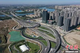 通燕高速燕郊出口立交枢纽通车 进京时间大幅缩短图片