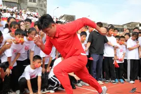 “飞人”苏炳添回家乡中山，称力争探索突破跑到35岁图片