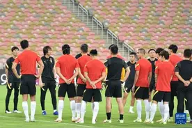 世预赛12强赛：中国队进行赛前训练图片