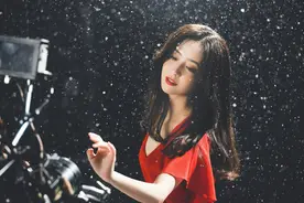 绝！佟丽娅出演张杰MV 穿红裙雪中起舞唯美浪漫图片