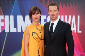 卷福携妻子出席《犬之力》首映 甜蜜对视频放闪图片