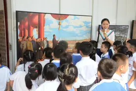 艺术作品中感受红色历史，“百幅名画”走进蛇口学校图片