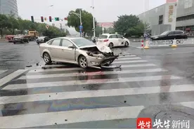 黄灯最后一秒不停车反而加速，两车十字路口相撞严重受损图片