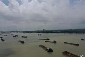 触目惊心！屡禁不绝？黄泥水竟从洗砂船直排河道图片