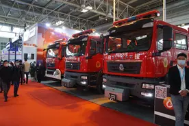 占据消防展半壁江山，中国重汽用实力诠释高端重卡图片