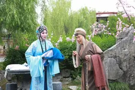 豫剧名家张宝英联手弟子吴慧霞演对手戏 豫剧电影《新桃花庵》首映获好评图片