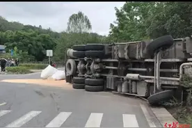 四川自贡货车侧翻路中央 交警爬车救人，司机受伤送医图片