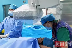 9岁女童每分钟心脏狂跳200次，手术护士穿20斤铅衣 陪她聊天来“降速”图片
