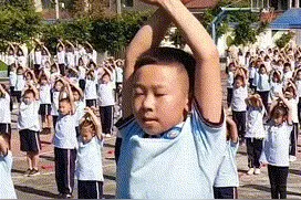 这样“彪悍”的课间操，三年下来，想胖都难图片