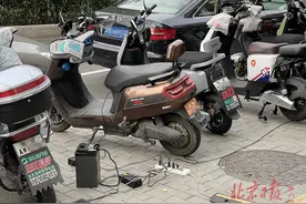 六辆车用一个接线板！房产中介电动车室外“群充”让人捏把汗图片