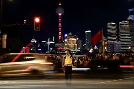 在《脱口秀大会》上转身之后，这个上海警察再也没说过脱口秀图片