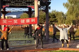 “哈哈哈哈哈哈”大妈大爷开始组团大笑健身，这场面太魔性图片