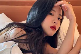 孙芮长发搭吊带俏皮性感 ​慵懒眼神故事感满满图片