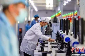 新疆少数民族务工人员：家门口就业促增收图片