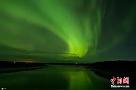 美国阿拉斯加州现绚丽北极光 绿色光芒奇幻迷人图片