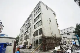 一业主擅自敲掉承重墙，整幢楼变D级危楼，居民紧急撤离图片