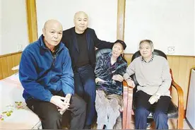 漯河三兄弟悉心照顾百岁父亲图片