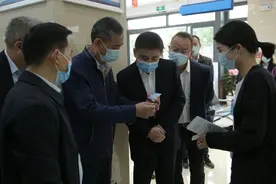 武汉和鄂州市人社局联合汉口银行在鄂州市成功发行武汉市三代社保卡图片