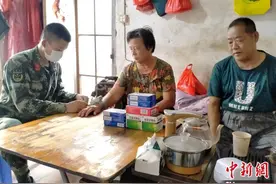 福建漳州：来自武警战士的重阳节陪伴图片