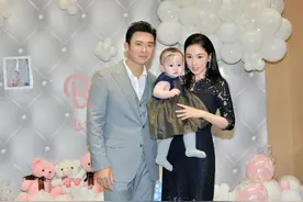 樊少皇晒全家福为二胎女儿庆生 一家四口颜值超高图片