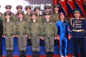 神秘人物？与金正恩合影的蓝色制服男子是谁