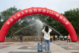 28年后，他们带着孩子“回家”了！图片