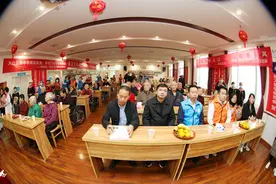 重阳节：爱心志愿者给养老院里的老人过集体生日图片